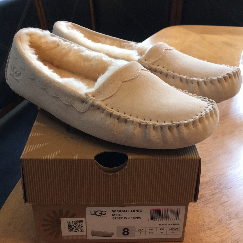 UGG Moccasin, size 8